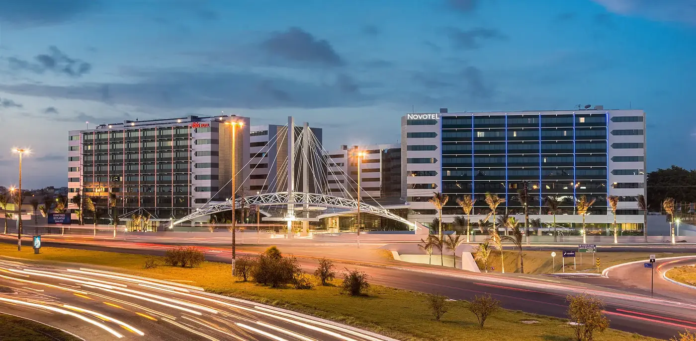 Hangar Business Park ao anoitecer